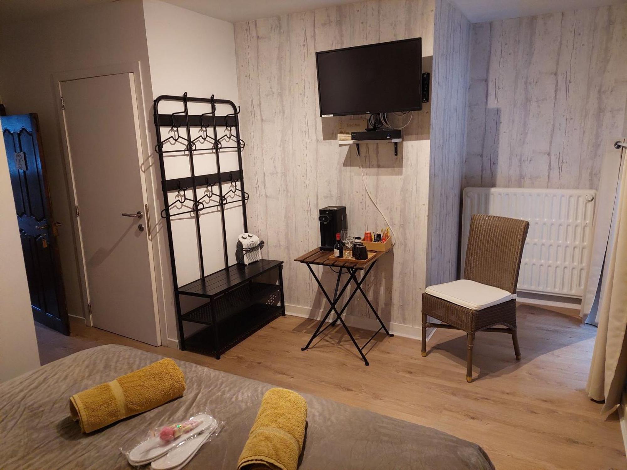 Au Doux Chardon Bed & Breakfast Дюрби Екстериор снимка